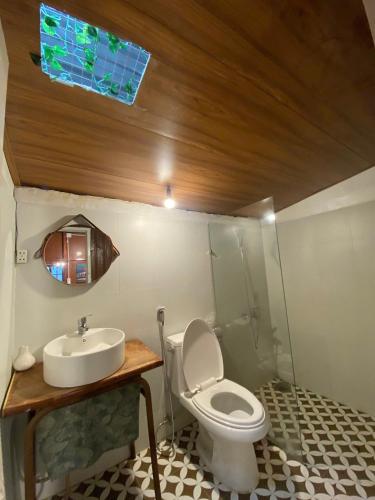 a bathroom with a toilet and a sink at Manglinerida in Ấp Man Ling