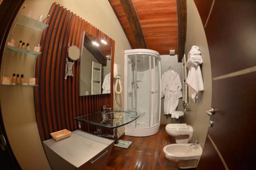 een badkamer met een douche, een toilet en een wastafel bij Hotel Dei Pittori in Turijn