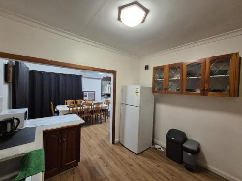 cocina con nevera y comedor en Nice and comfy home in Geelong, en Newtown and Chilwell