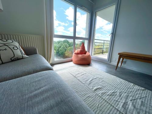 une chambre avec un lit et une grande fenêtre dans l'établissement 5 min Versailles & Golf National, à Guyancourt