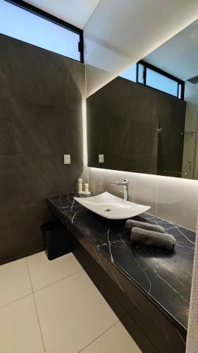 a bathroom with a sink and a large mirror at BNAYAR Tortugas 38, con acceso al Club de Playa in Cruz de Huanacaxtle