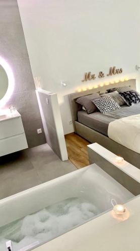- une chambre avec un lit et une baignoire dans l'établissement MaisonDrs, à Porto-Vecchio