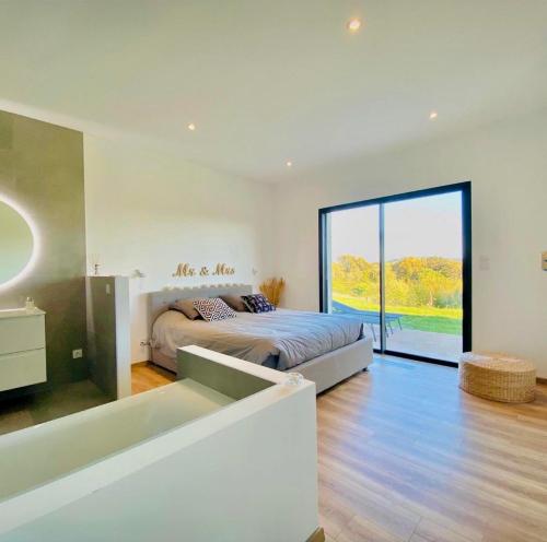 une chambre avec un lit et une grande fenêtre dans l'établissement MaisonDrs, à Porto-Vecchio