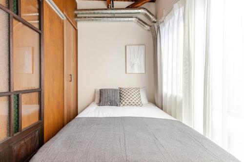 a bed in a small room with a window at SSr大和町1丁目 in Tokyo
