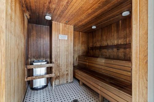 Φωτογραφία από το άλμπουμ του Cozy Condo! Central Location! Plus One Free Parking! στο Βανκούβερ