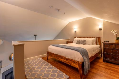 a bedroom with a bed and a fireplace at The White House Inn in Wilmington