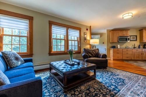 a living room with a blue couch and a table at The White House Inn in Wilmington