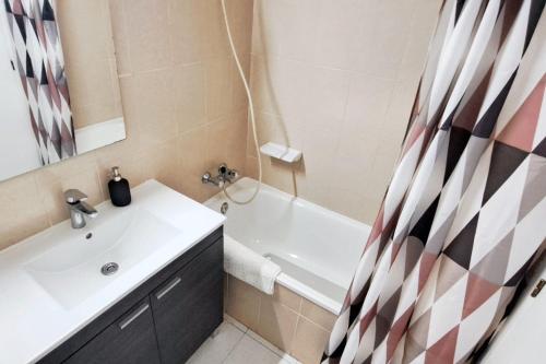Bilik mandi di Comfortable Apartment in Alcanar with Shared Pool