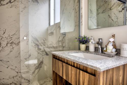 a bathroom with a sink and a mirror at Casa Moderna con Alberca en Morelos in Xochitepec