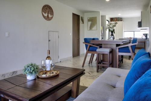 a living room with a couch and a table at Casa Moderna con Alberca en Morelos in Xochitepec