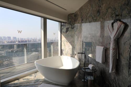 W XIAN Hotelにあるバスルーム