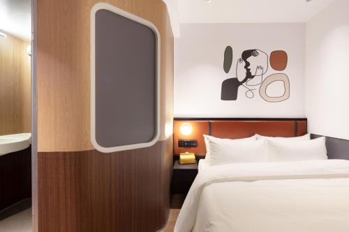 a bedroom with a bed and a large mirror at Mcsrh Hotel-Chengdu Chunxi Road in Chengdu