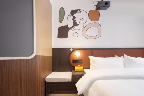 a hotel room with a bed and a tv at Mcsrh Hotel-Chengdu Chunxi Road in Chengdu
