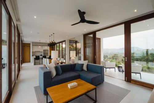 Ein Sitzbereich in der Unterkunft Selong Selo Resort and Villas