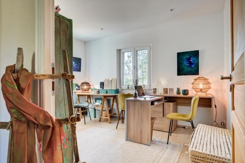 a room with a desk and a table with chairs at La Villa KEF in Lambesc