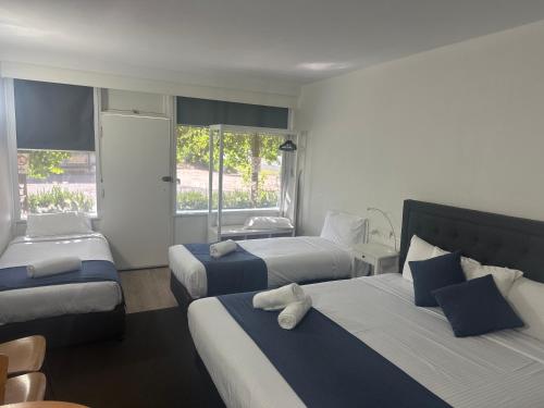 Postel nebo postele na pokoji v ubytování Memphis Motor Inn