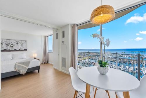 Postel nebo postele na pokoji v ubytování Oceanfront Renovated Getaway in Waikiki