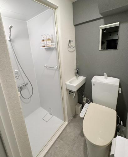 a bathroom with a shower and a toilet and a sink at IKEBUKURO LoveSugamo 交通便利 山手線巣鴨駅徒歩3分 池袋駅4分 2ー4人 エレベーター WIFI 新宿 渋谷 銀座 浅草 銀座 原宿アクセス便利 空港直通 in Tokyo