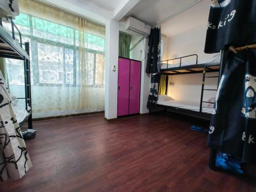 Kuchyň nebo kuchyňský kout v ubytování Haikou Banana Hostel