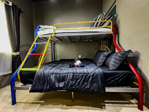 Palanda nebo palandy na pokoji v ubytování NDD Homestay