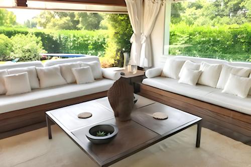 Maison d'exception à Arbonne, piscine privée saisonnière.