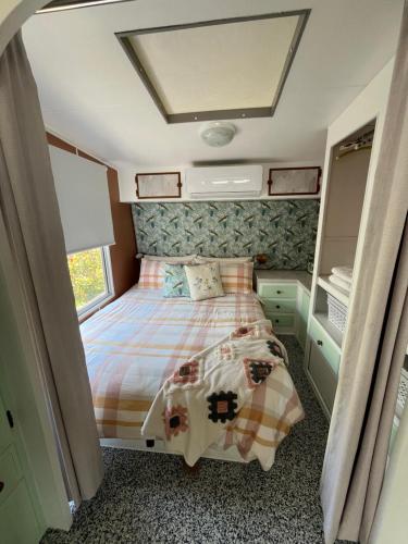Postel nebo postele na pokoji v ubytování Unique lakefront glamping