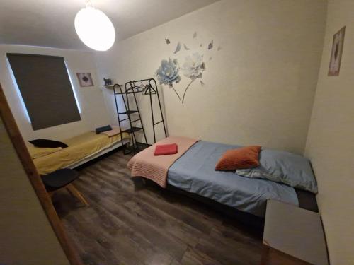 - une petite chambre avec un lit et un tableau noir dans l'établissement Villa Boubou 10 chambre, à Troarn