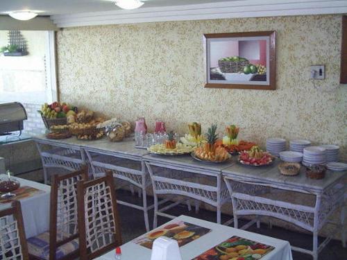 een tafel met borden en kommen met eten erop bij Quarto Ponte Metálica 105 in Fortaleza