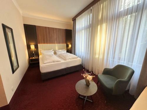 Postel nebo postele na pokoji v ubytování Hotel Am Schloss Aurich