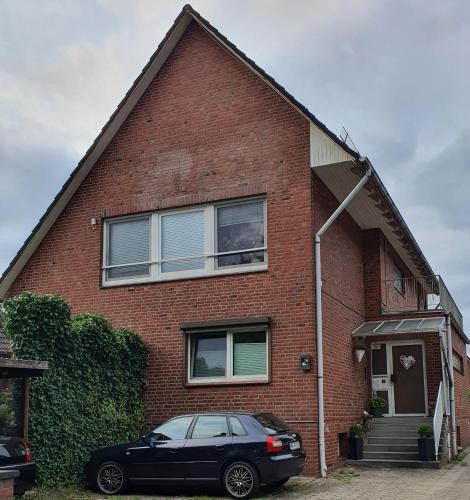 a car parked in front of a brick house at Moderne Traum-Ferienwohnung Flughafen und Zentrumsnah in Hamburg