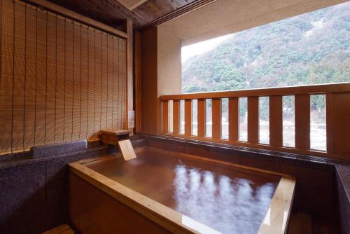 Vista general de una montaña o vista desde el ryokan