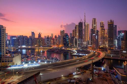 Elegant 2BR with Balcony and Burj Khalifa Skyline Views