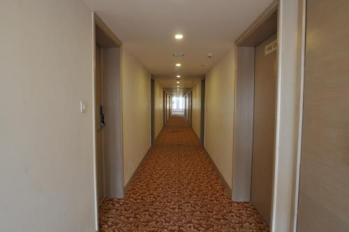 a hallway with a long corridor with a long hallway at Royale Lalit Hotel Jaipur in Jaipur