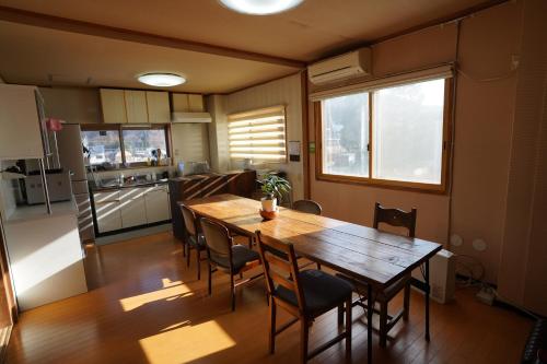 Una cocina o cocineta en 白馬シェア Hakuba share