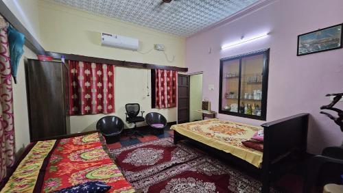 En eller flere senge i et værelse på Prayani - Varma Guest House