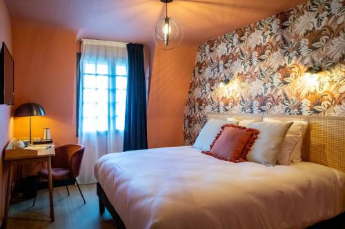 Postel nebo postele na pokoji v ubytování Brit Hotel Kara Sainte Anne d'Auray