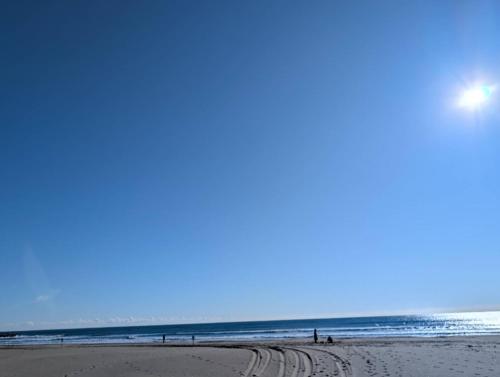 a beach with footprints in the sand at 九十九里 人気の古民家宿 羽琉の里はるのさとでバーベキューとトランポリン in Kido