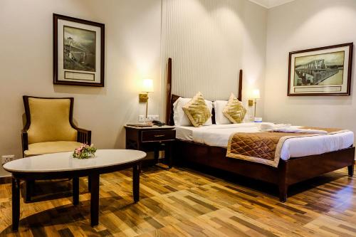 Postel nebo postele na pokoji v ubytování Chanakya BNR Hotel