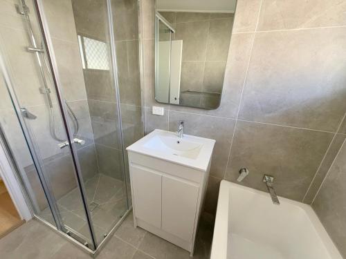 Ένα μπάνιο στο Comfy Logan - Shared bathrooms - Individual Room with a Queenbed- WiFi AC Netflix
