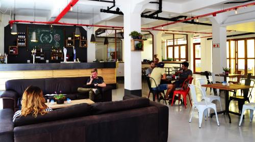 un grupo de personas sentadas en un restaurante en 91 Loop Boutique Hostel, en Ciudad del Cabo
