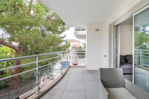 Photo de la galerie de l'établissement Le Printemps, centre Juan Les Pins , 100m des plages, 70m de la gare de Juan Les Pins, à Antibes