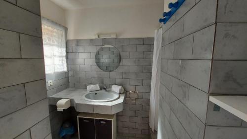 une salle de bain avec un lavabo et un miroir dans l'établissement Mini villa 