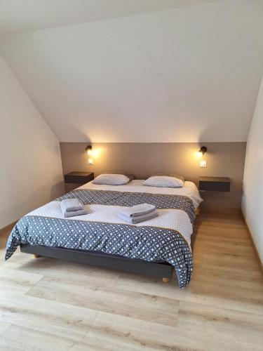 Una cama o camas en una habitación de Maison individuelle, 10 minutes de Colmar 4 chambres - 8 personnes - 2 sdb