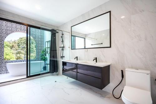 un bagno con lavandino e specchio di Gift Pool Villa Khaoyai เขาใหญ่ บ้านพักเขาใหญ่ พูลวิลล่าเขาใหญ่ a Ban Nong Ka Cha