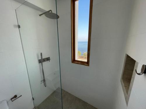Ένα μπάνιο στο Modern Seaside Retreat, 3BR, Unbeatable Views