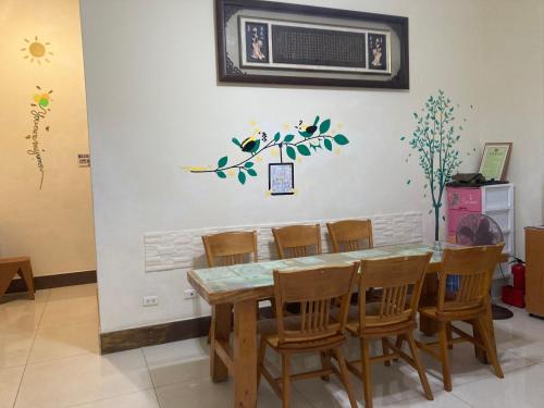 a dining room table with chairs and a air conditioner at 福田民宿 台東民宿476號 in Guanshan