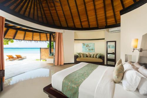 Postel nebo postele na pokoji v ubytování Sun Siyam Iru Fushi with Free Transfer