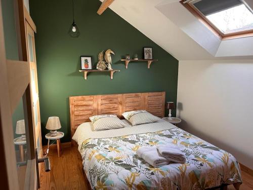 une chambre avec un lit et un mur végétal dans l'établissement Le Loft, à Lacanau