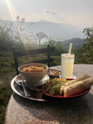 KāskīにあるInto The Wild Pokharaの食器、スープ、ドリンク