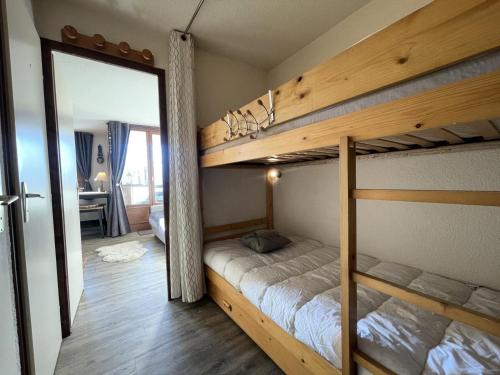 - une chambre avec 2 lits superposés et un miroir dans l'établissement Résidence Les Adrelles - STUDIO DE CHARME VUE MONT CHARVIN MAE-4781, à Notre-Dame-de-Bellecombe